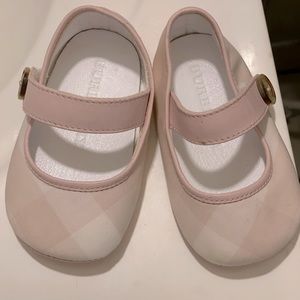 Burberry baby shoes